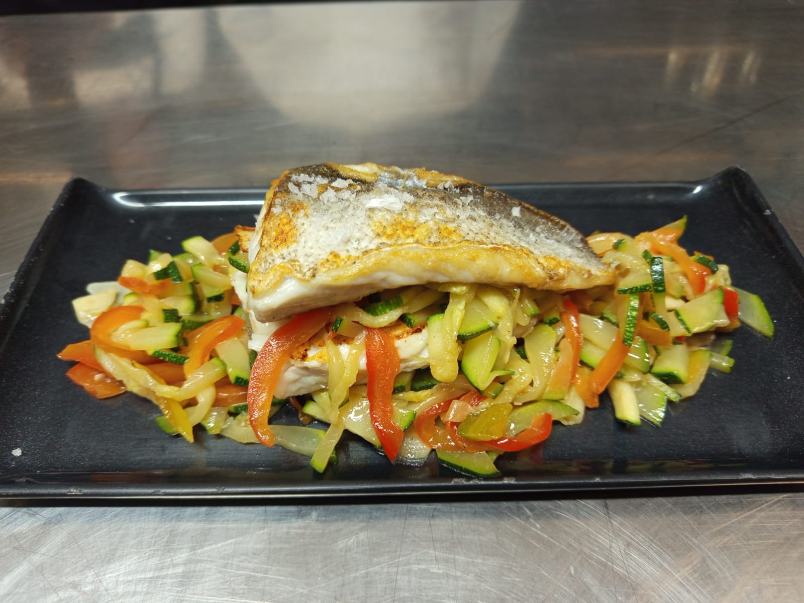 Milhoja de lomos de merluza y verduritas al papillot