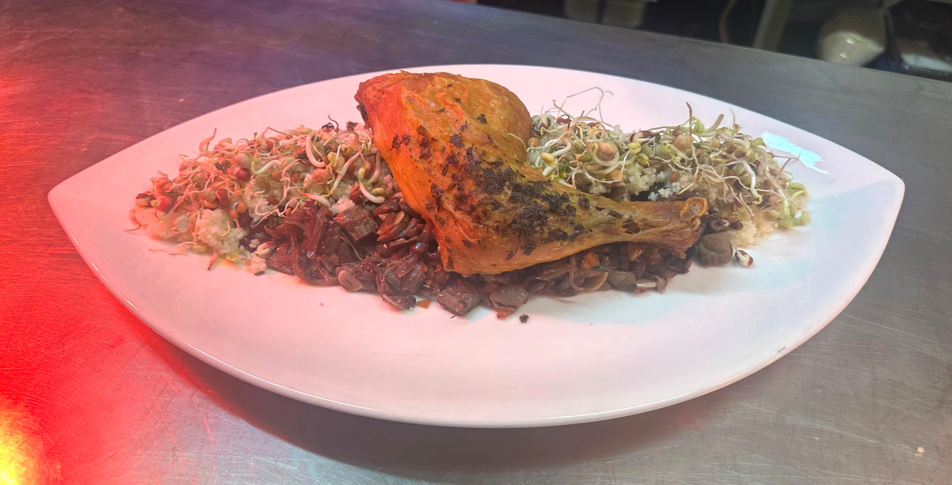 Pollo de corral  con verduritas y cuscus