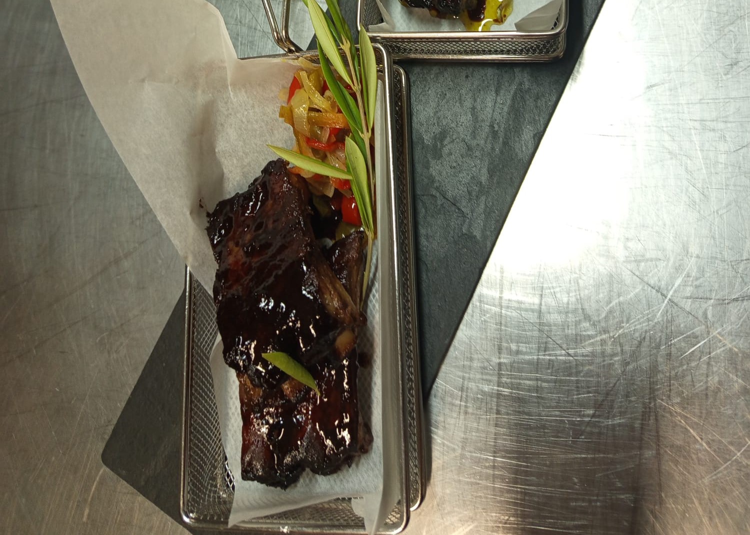 Costilla al horno en salsa de barbacoa