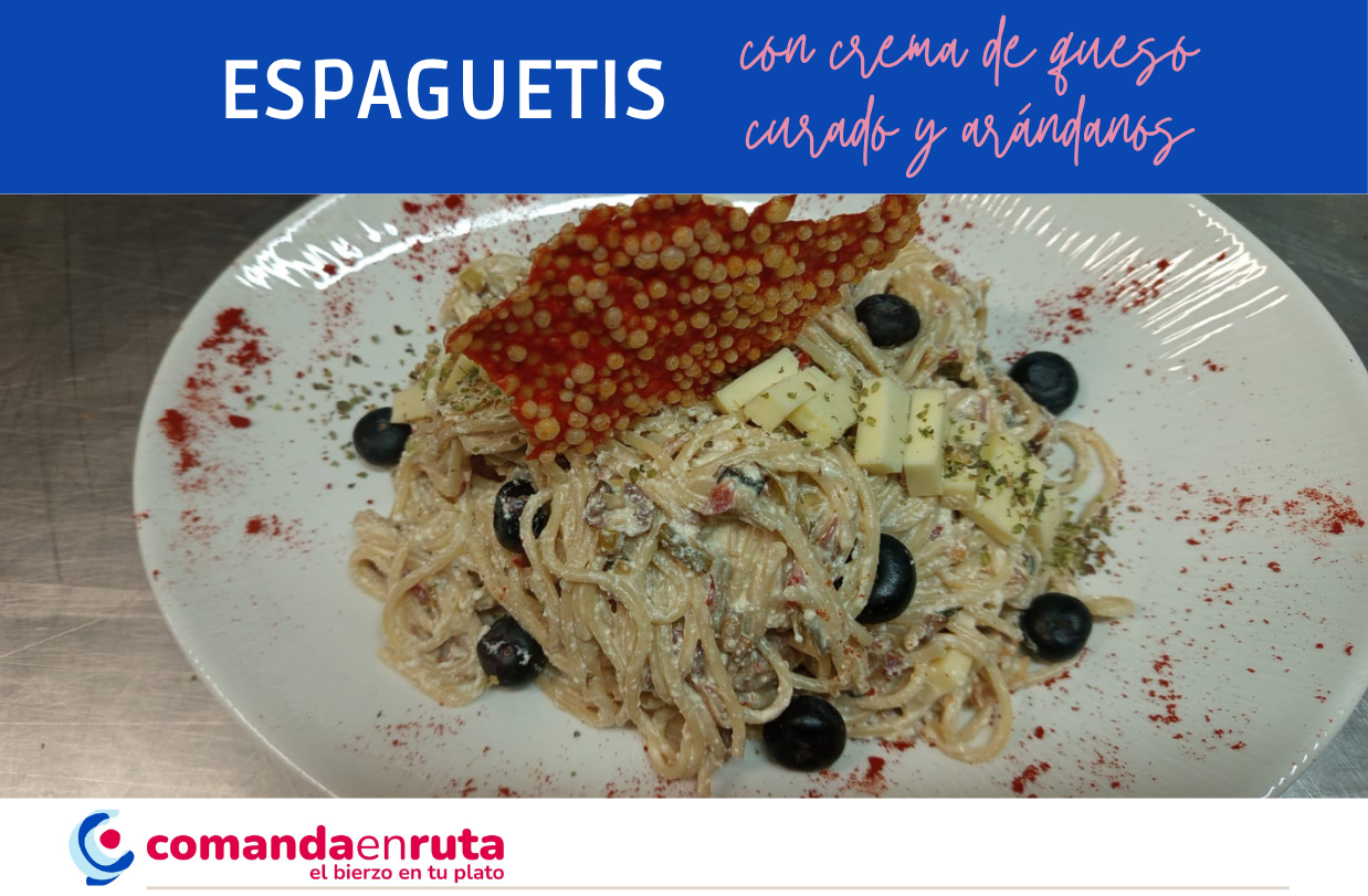 Espaguetis con crema de queso curado y arándanos